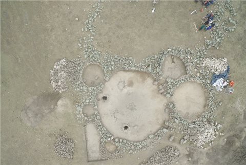 Zu sehen ist eine Behausung der Tafí-Kultur. Von einem großen, kreisrunden Raum gehen vier kleinere, ebenfalls runde Räume ab.