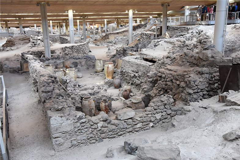 Ausgrabungsstätte der durch die Minoische Eruption verschütteten Stadt Akrotiri auf Santorini.