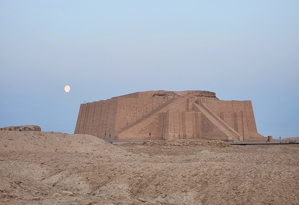 Zikkurat von Ur in Südmesopotamien bei Dämmerung mit sichtbarem Mond am Himmel