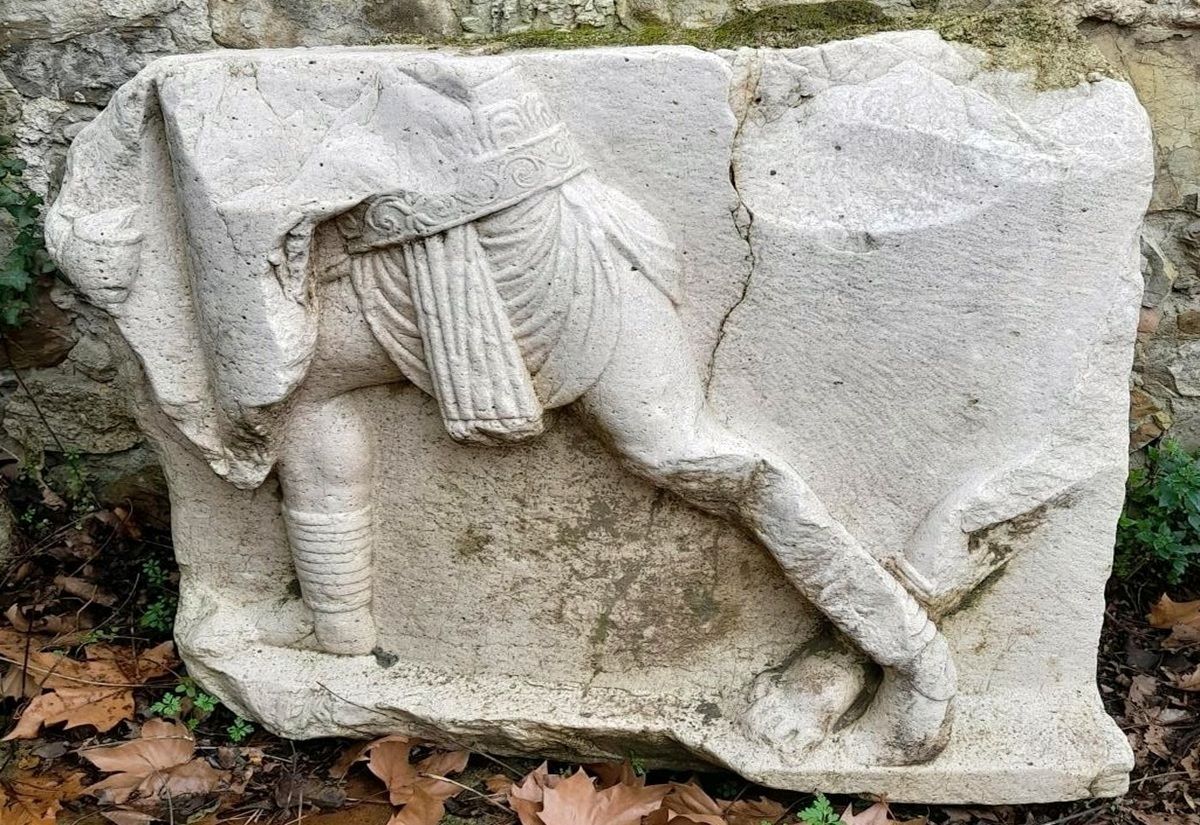 Gladiatorenreliefs eines römischen Grabmonuments von der Via Appia präsentiert