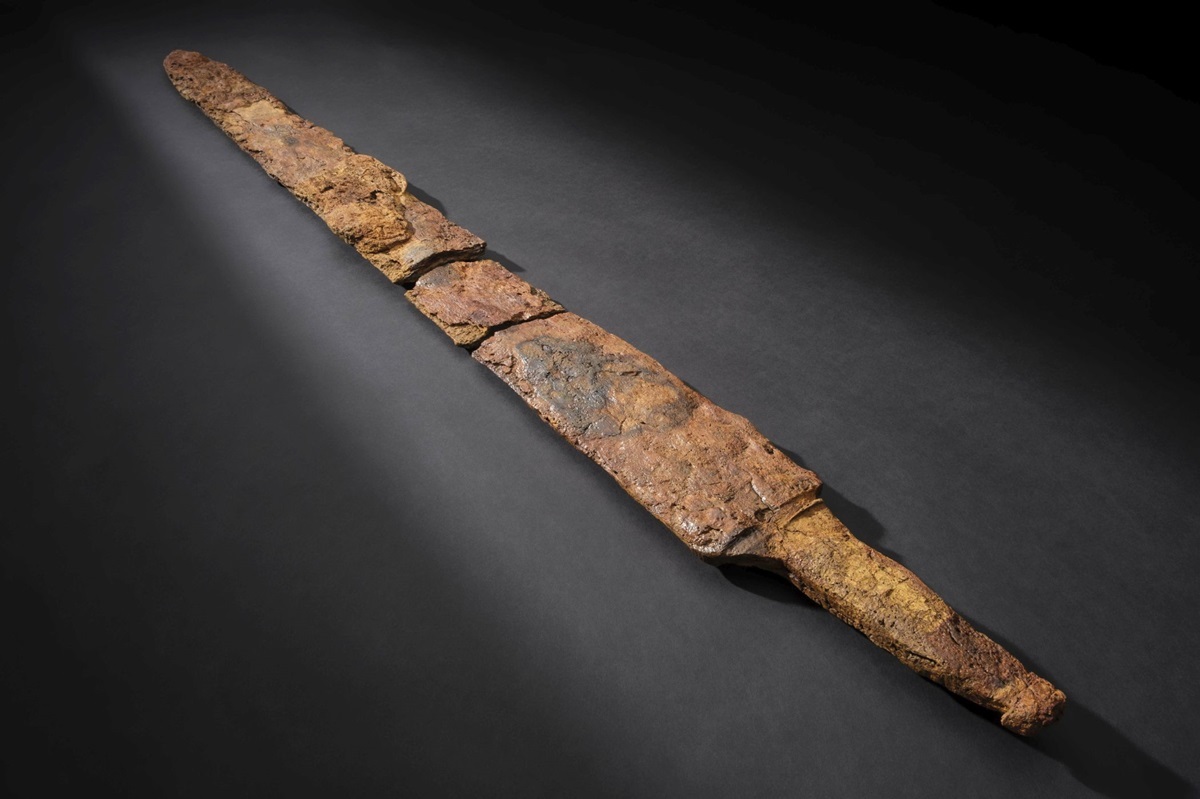 Ein Highlight-Fund aus dem frühmittelalterlichen Reihengräberfeld in Schieder-Schwalenberg ist die Spatha, ein aufwendig mit damasziertem Stahl hergestelltes, zweischneidiges Schwert, das noch in einer Holzscheide lag.