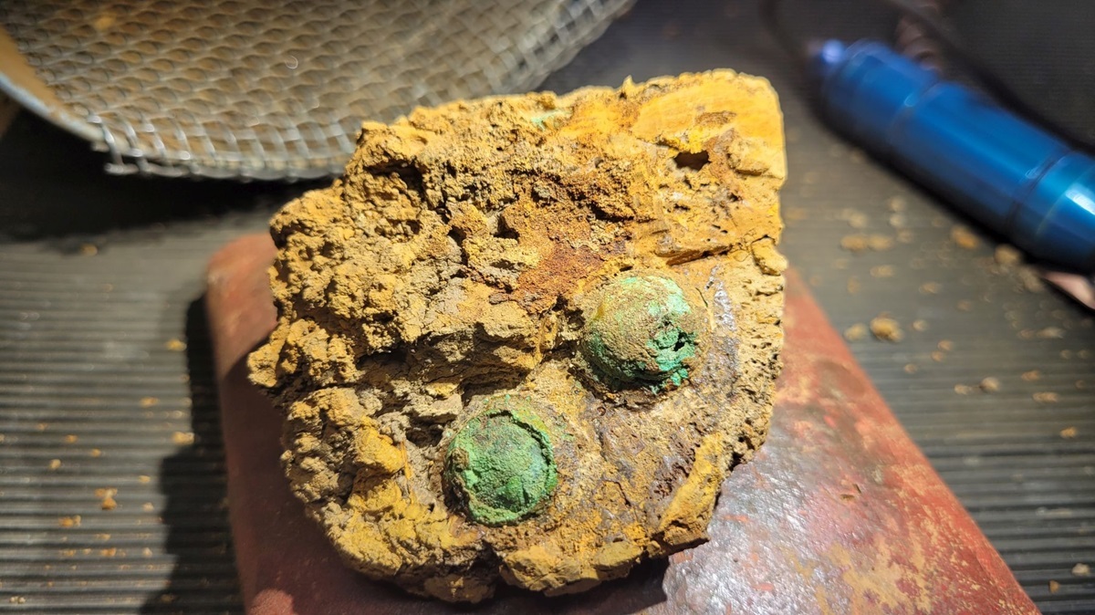 Die Gürtelschnalle, gefunden im frühmittelalterlichen Reihengräberfeld von Schieder-Schwalenberg, wie sie vor der Restaurierung in der LWL-Archäologie aussah.