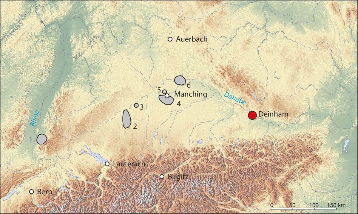 Karte mit markierten Fundorten von Eisenbarren in Europa, darunter ein roter Punkt bei Deinham und mehrere graue Flächen in der Nähe von Manching, Lauterach und anderen Orten
