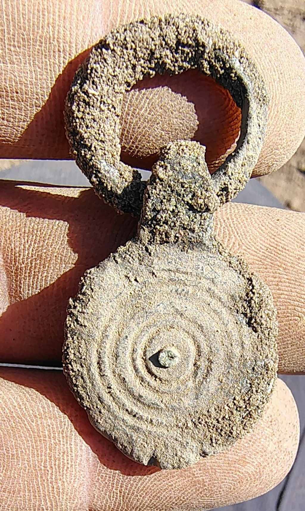 Aus der alten Kulturschicht stammt dieser Beschlag mit Öse von einem römischen Militärgürtel aus dem 4./5. Jahrhundert.