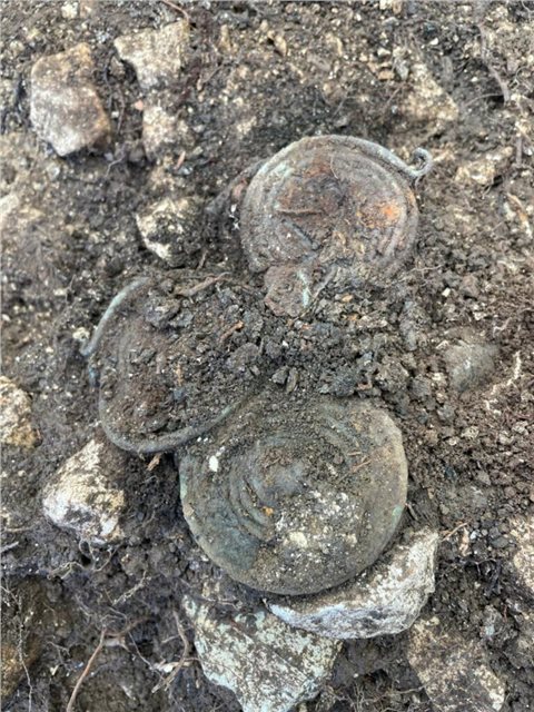 Hallstatt Grab 111, Bronzespiralen in situ