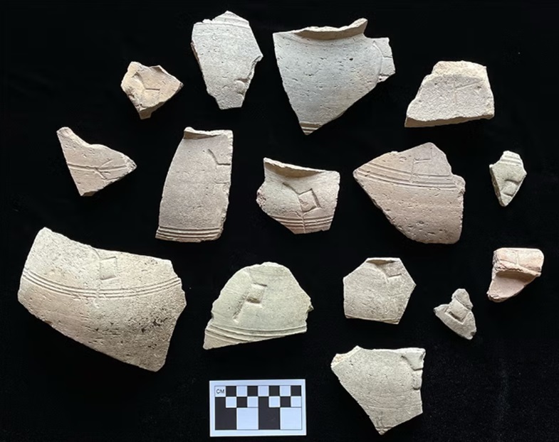 Zerbrochene Stücke von Vorratsgefäßen, die mit einem speziellen Erkennungssymbol aus dem Unterstadtpalast gekennzeichnet sind.