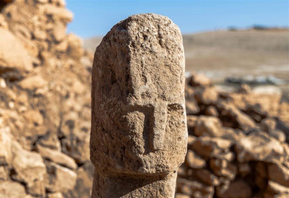 In Karahantepe haben Archäologen erstmals einen T-förmigen Obelisken mit  menschlichem Gesicht gefunden