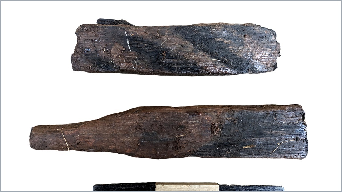 Abbildung zweier Fragmente von hölzernen Spaten, die zum Torfstechen im Bereich des Danewerks genutzt wurden