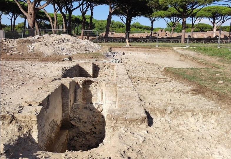 Ausgrabung in Ostia Antica mit dem jüdischen Ritualbad im Vordergrund