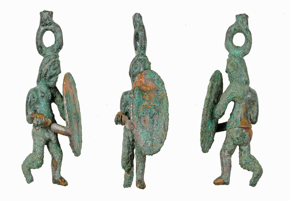 Statuette eines keltischen Kriegers mit Schwert und Schild aus drei unterschiedlichen Perspektiven fotografiert