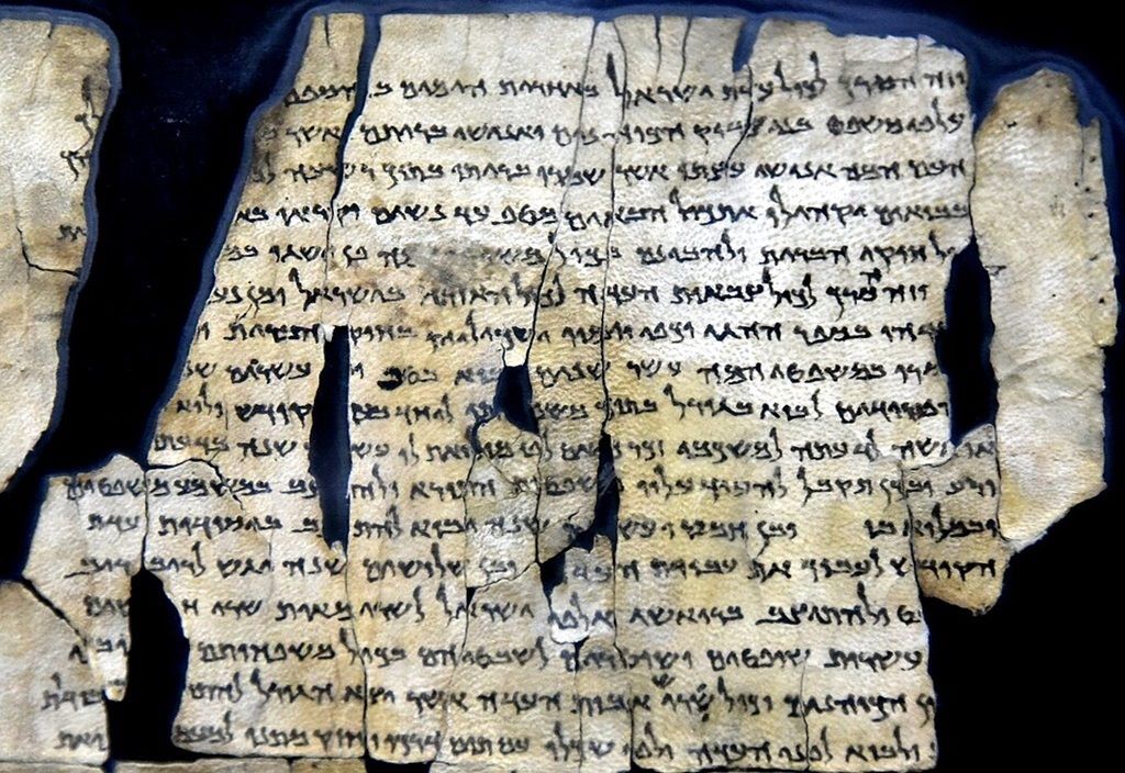 Teil der Schriftrolle vom Toten Meer Nummer 28a (1Q28a) aus der Qumran-Höhle 1.