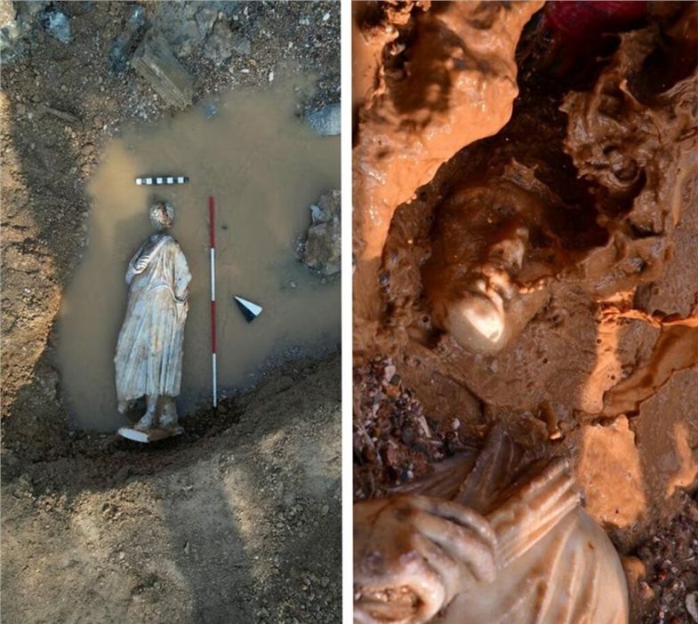 Zwei Aufnahmen der fast vollständig erhaltenen Statue. Es handelt sich um eine männliche Statue, die in ein Manteltuch/eine Toga gekleidet ist.