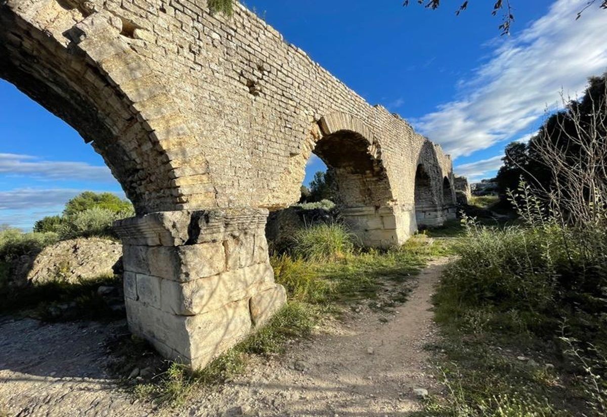 Blick auf einen kleinen Teil des Aquädukts von Arles