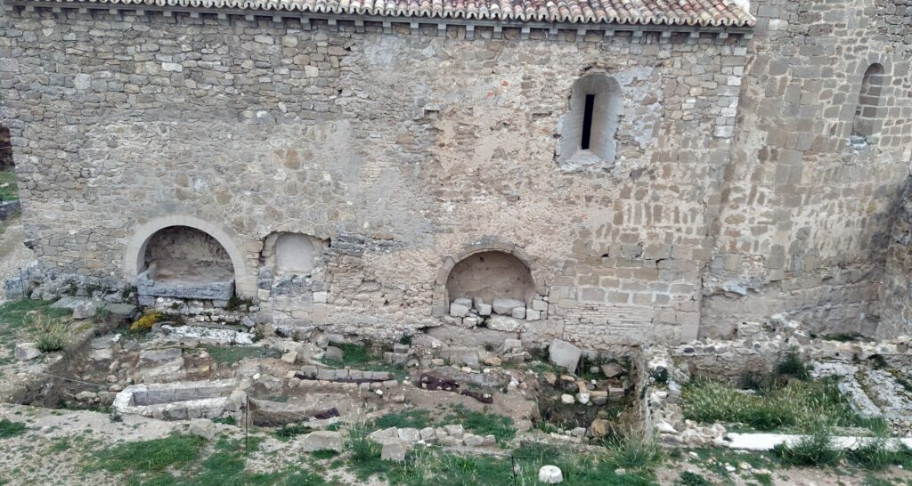Burg des Calatrava-Ordens mit vorgelagertem Friedhof