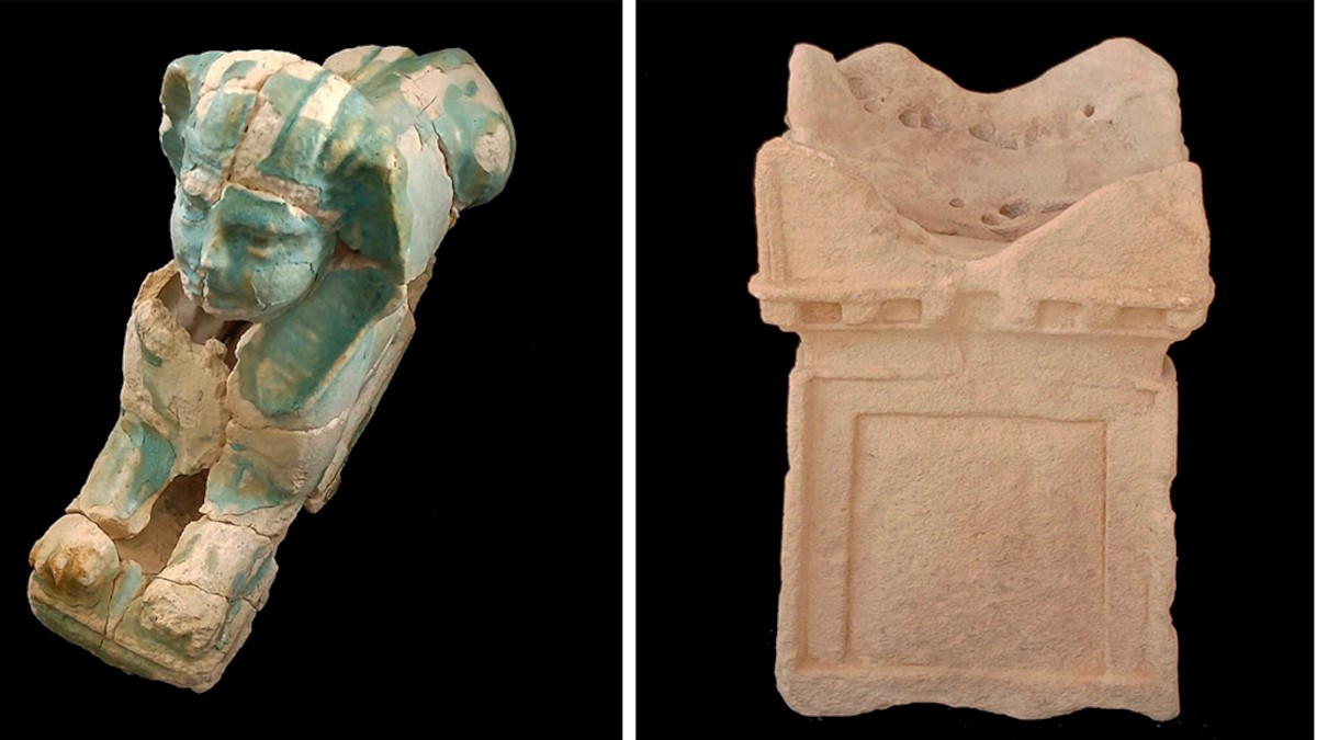 Links eine kleine Skulptur in Form einer Sphinx mit türkisfarbener Oberfläche und sichtbaren Abplatzungen, die auf Altersspuren hinweisen. Die Sphinx liegt mit ausgestreckten Vorderpfoten auf einer rechteckigen Basis. Rechts ein sandfarbenes, rechteckiges Objekt mit reliefartigen Kanten und einer unregelmäßig geformten, nach oben offenen Vertiefung. Beide Objekte sind vor schwarzem Hintergrund freigestellt.