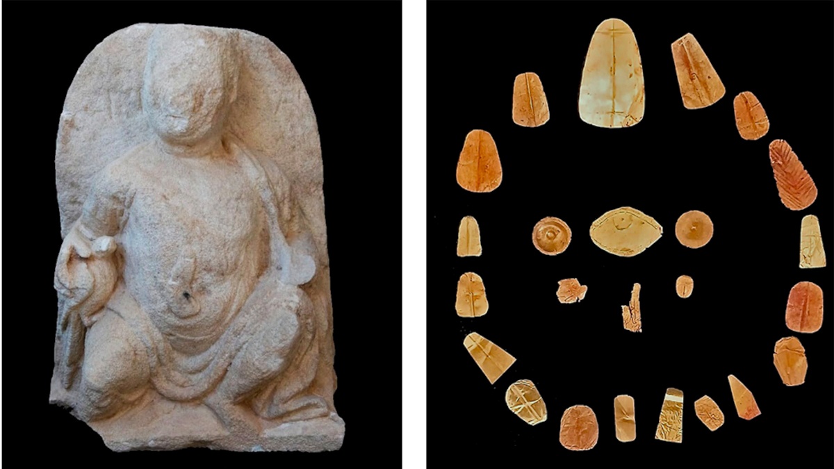 Links eine antike Skulptur aus hellem Stein, die eine sitzende Figur mit Umhang und abgerundetem Hintergrundrelief zeigt. Die Gesichtszüge und Details sind stark verwittert. Rechts eine kreisförmig angeordnete Auswahl kleiner, gelblich-brauner Artefakte aus Gold, darunter Fragmente mit eingeritzten Mustern, ovale und längliche Formen sowie einige mit spiralförmigen Verzierungen.