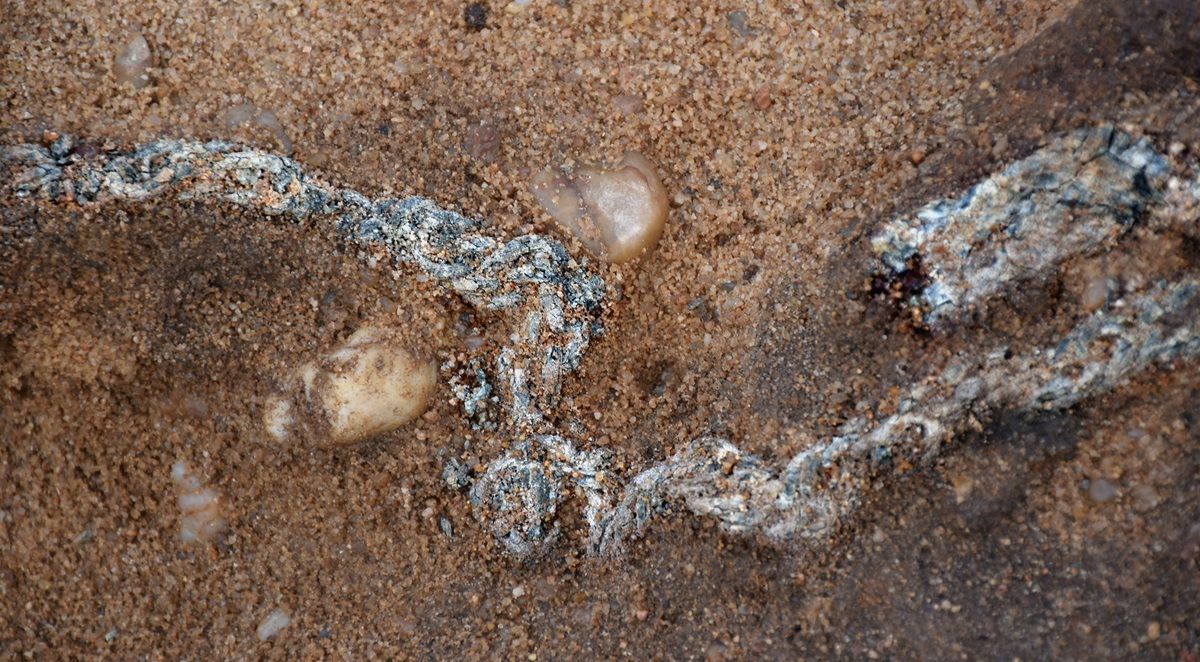 Die Kette aus einer Zinn-Blei-Legierung, gefunden im Grab am Lagerrand.