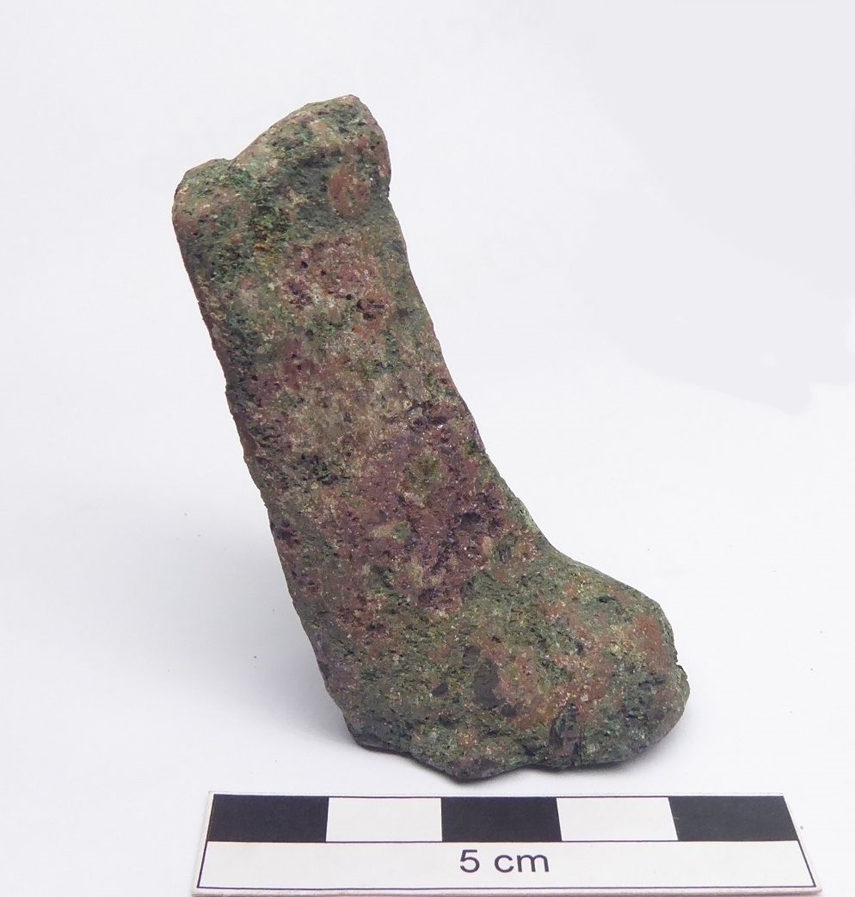 Fragment aus Bronze mit Maßstab