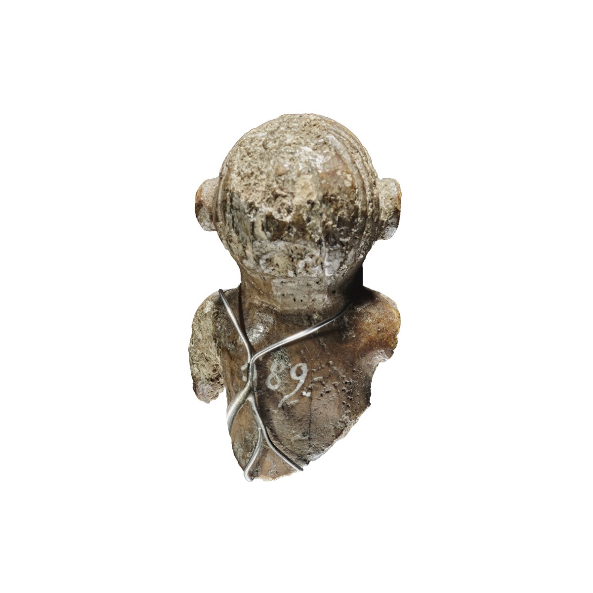 Die Figur ist von hinten zu sehen und hat kurze Haare.. Das Museumsstück ist auf dem Rücken mit der Inventarnummer 589 markiert.