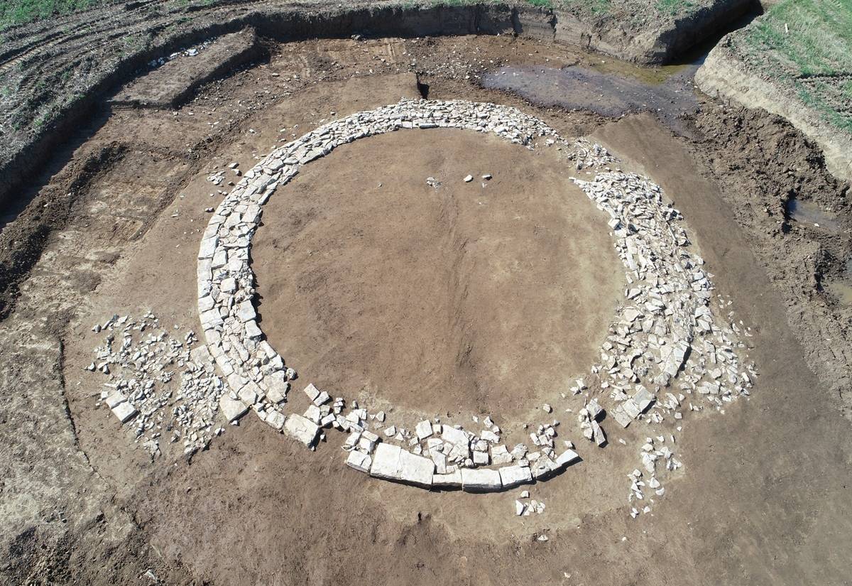 Monumentaler römischer Grabhügel im bayerischen Wolkertshofen freigelegt