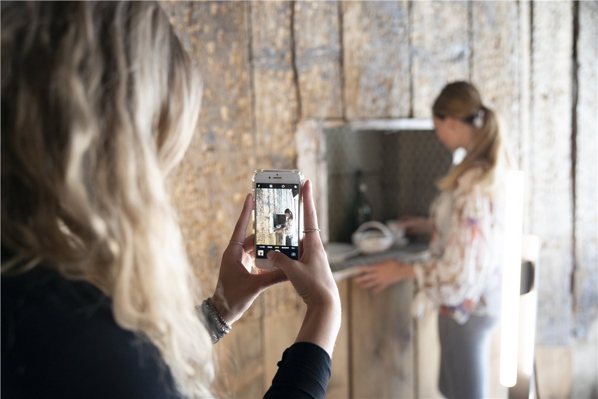 Besucherinnen halten Erinnerungen fest.