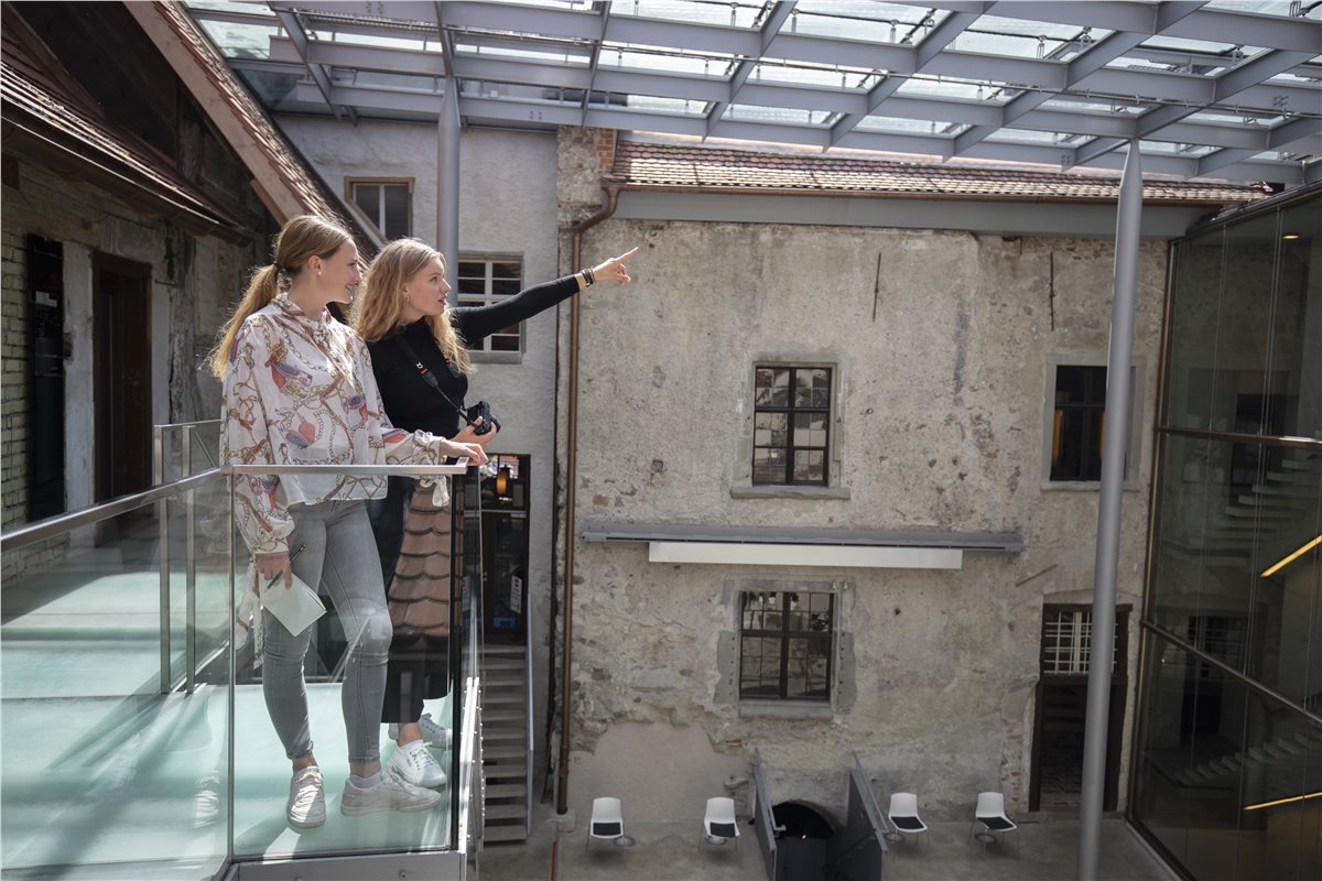 Im Zentrum des spätmittelalterlichen Wohnquartiers befindet sich der glasüberdachte Innenhof.