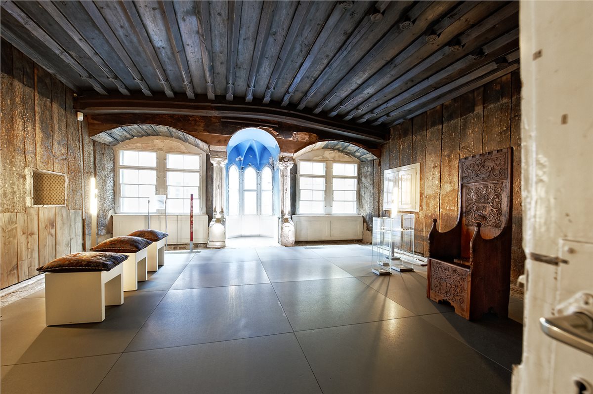 Der Blaue Erker befindet sich in der repräsentativen Bohlenstube der Fernhändlerfamilie Humpis.