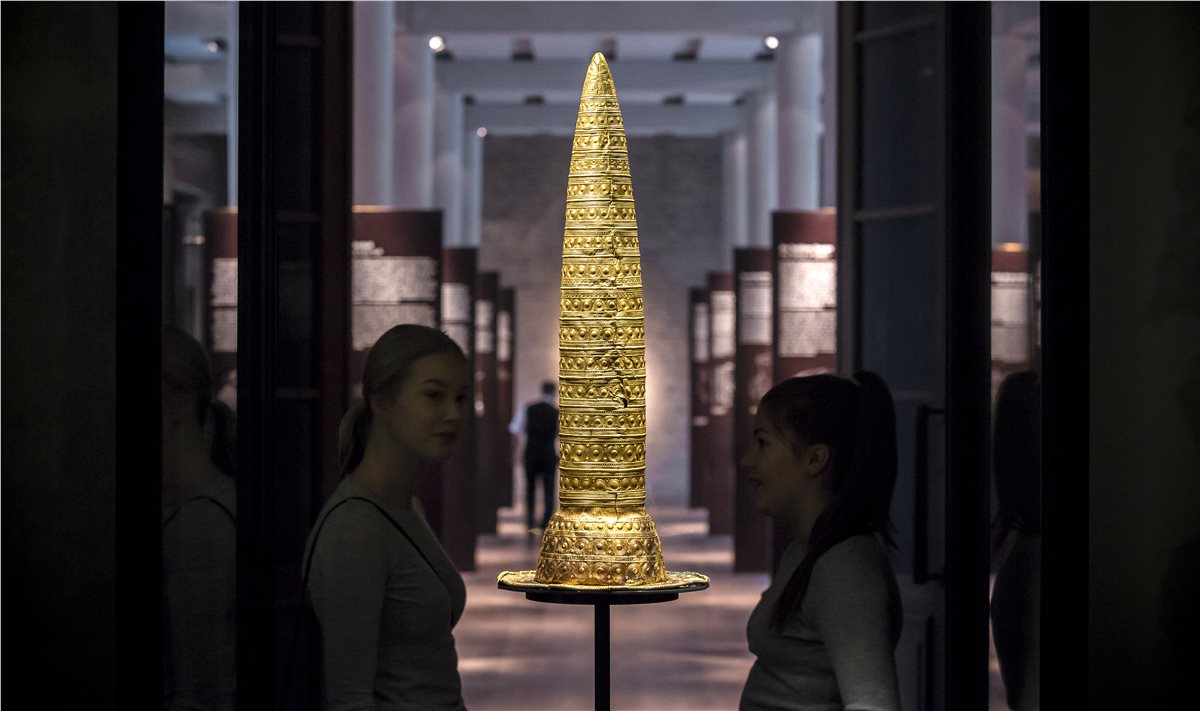 Besucher vor dem „Berliner Goldhut“. Um 1000 – 800 v.Chr. 