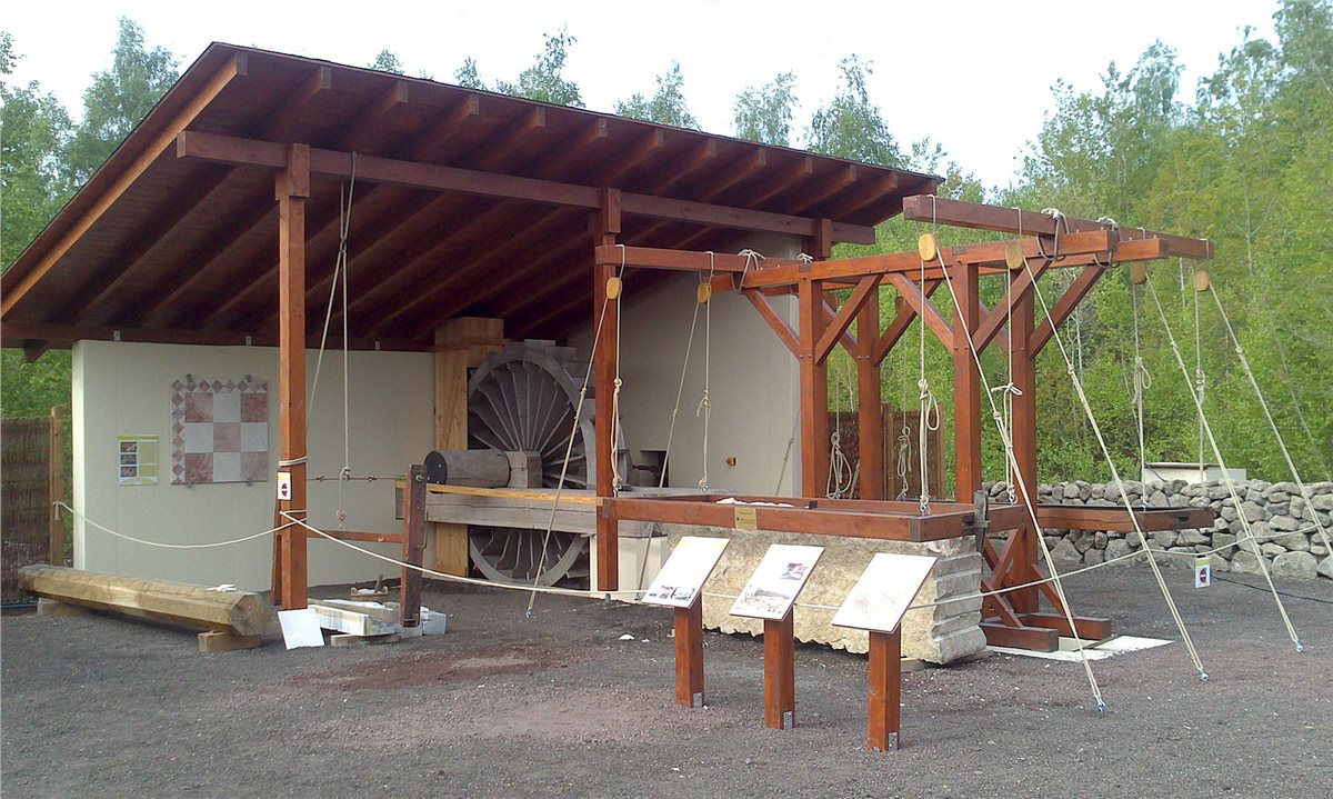 Die Rekonstruktion einer Steinsägemaschine lädt zum Mitmachen in der Antiken Technikwelt ein. 