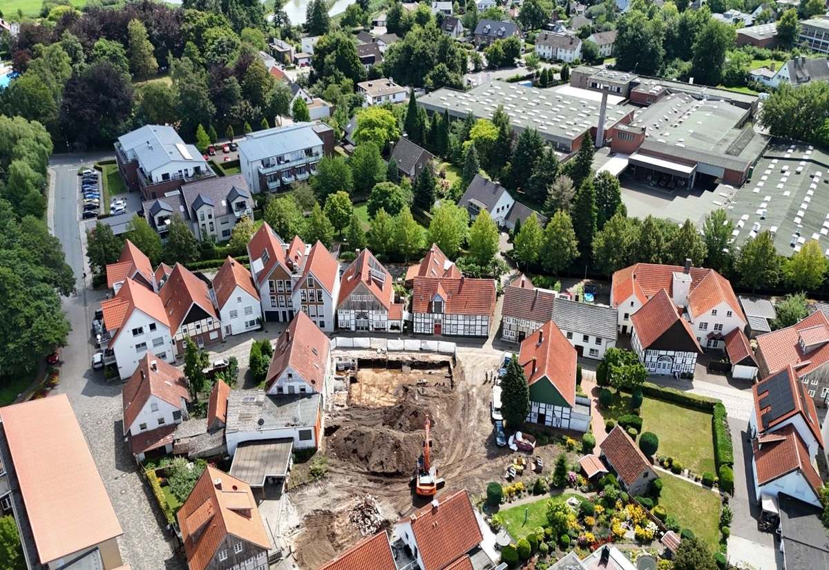 Luftaufnahme der Altstadt von Rietberg. Die Grabungsfläche ist im Zentrum einer Vielzahl von Häusern und Bäumen zu sehen