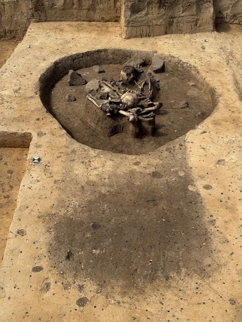 Gerstewitz, Grabungsfoto einer Doppelbestattung in einer Ofengrube. Die zwei Skelette liegen in Hockerstellung
