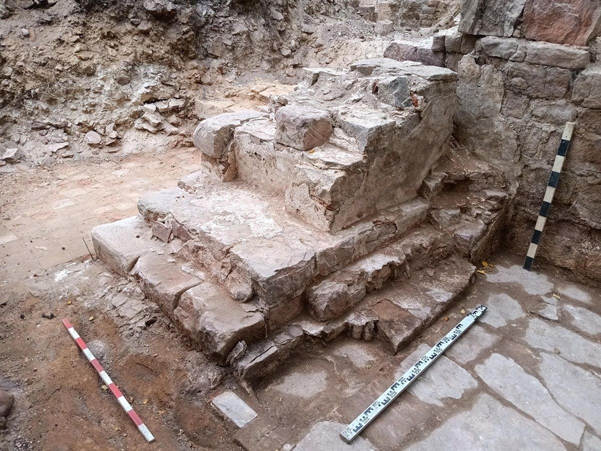 Stufenförmig angeordnete Steine. Ein Maßstab zeigt die Größe an