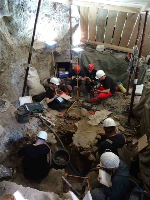 Die neuen Funde wurden bei Ausgrabungen auf dem Vorplatz der Blätterhöhle geborgen. Die Fachleute haben dabei Schicht für Schicht abgetragen. 