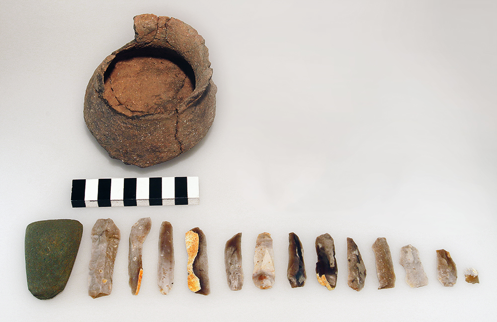Leipzig-Rückmarsdorf. Becher, Beil und Klingen der Gaterslebener Gruppe. Die längste Klinge misst 6,7 cm. 
