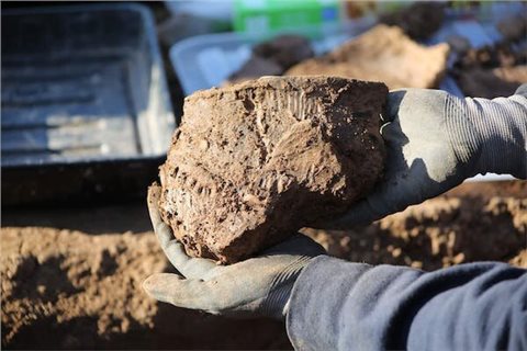 Südwales, Fund eines Tontopfes