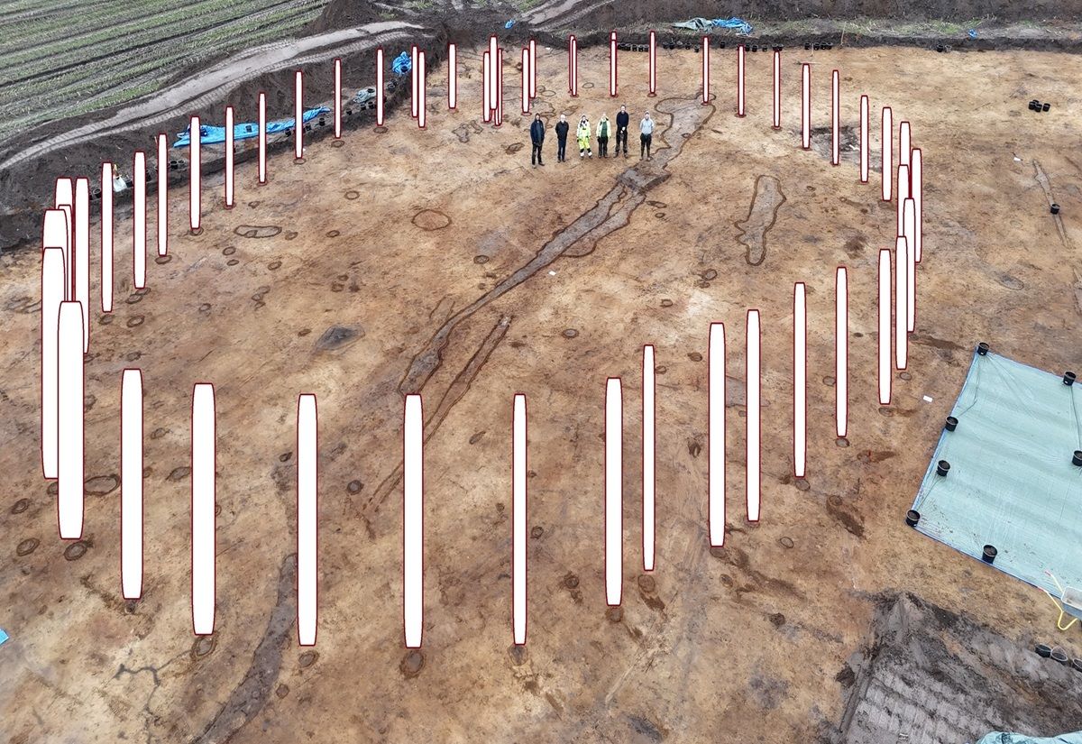 Pfostenlöcher auf der Grabungsfläche in Aars, Dänemark und Visualisierung der vergangenen Stämme