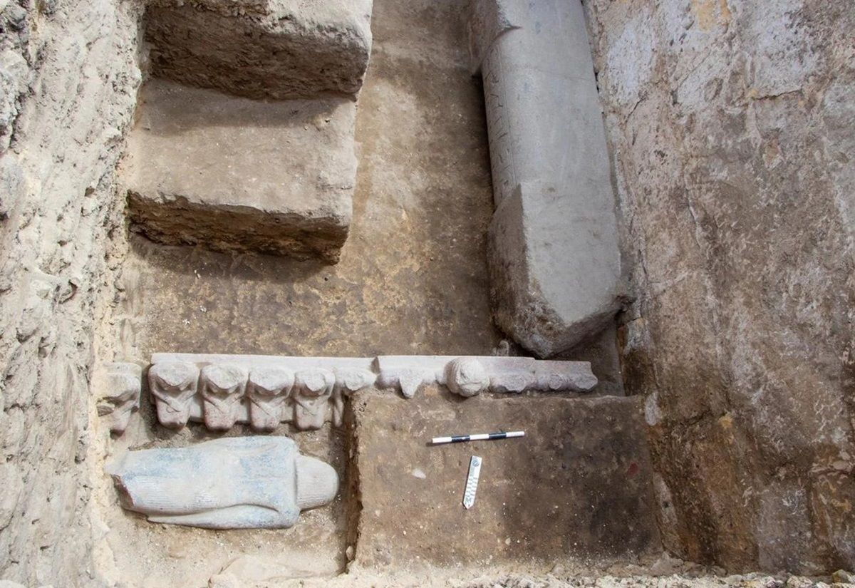 Kammer im Grab des User-if-ka in Sakkara mit Statuenfunden.