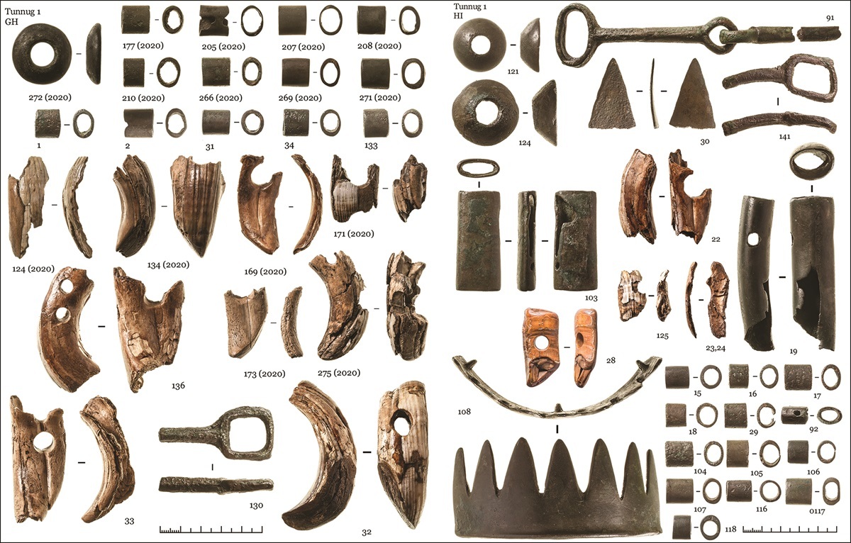 Funde aus Tunnug 1, u.a. aus Bronze, Wildschweinhauer, Geweih 