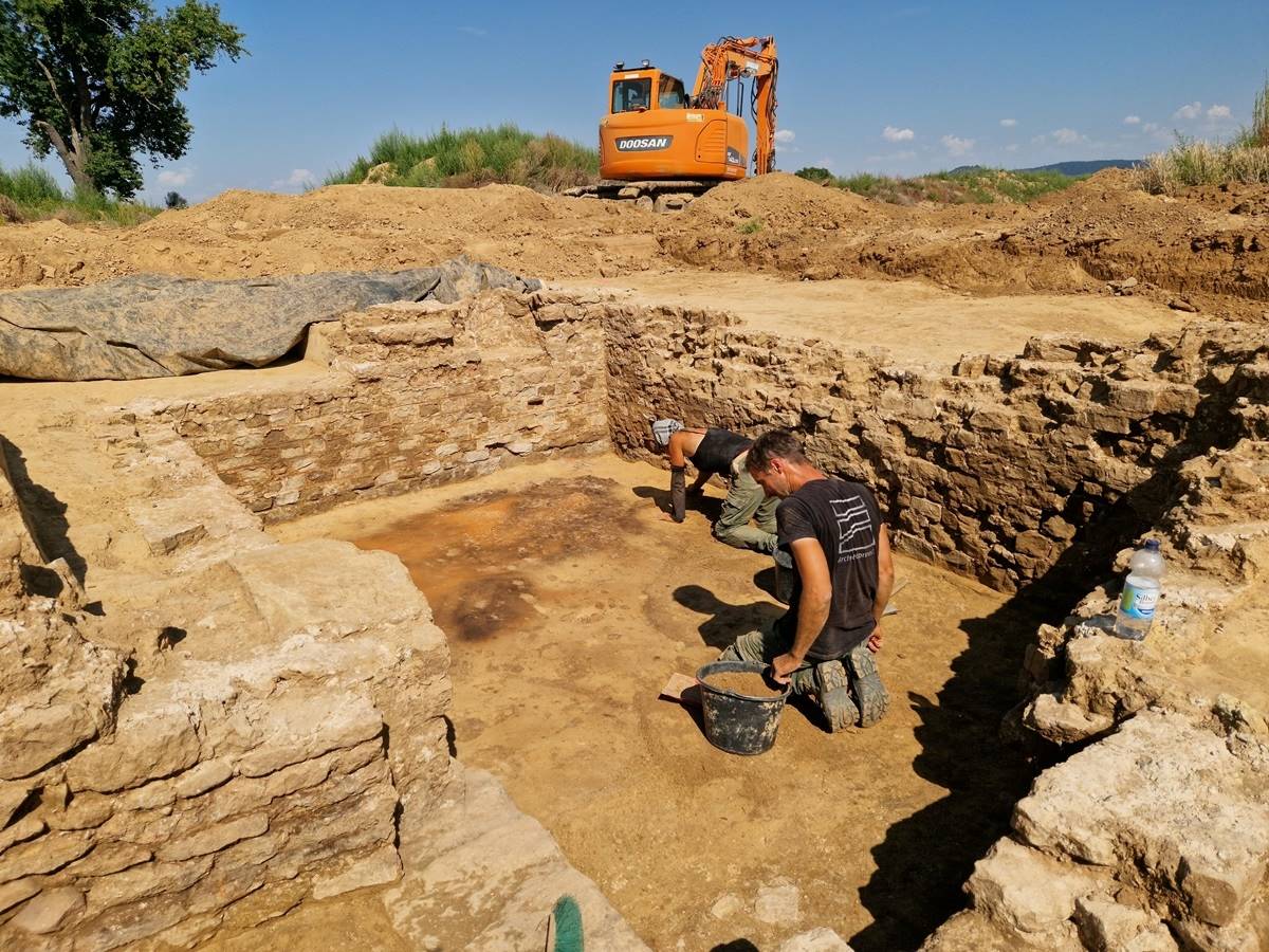Aus Stein gemauerter Keller während der Ausgrabung