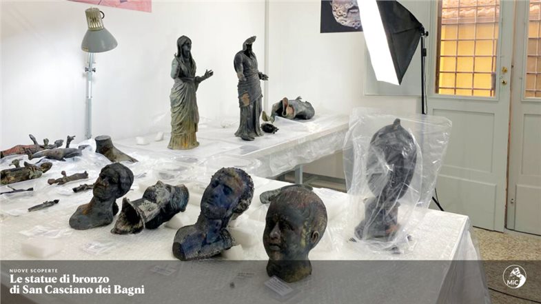 Gereinigte Bronzestatuen und Statuenfragmenten aus San Casciano dei Bagni 