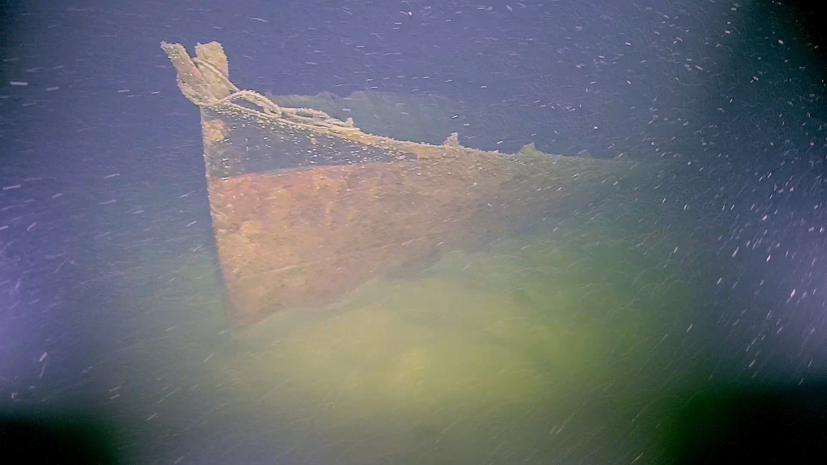 Bug eines alten Schiffswracks unter Wasser mit sichtbarem Bewuchs