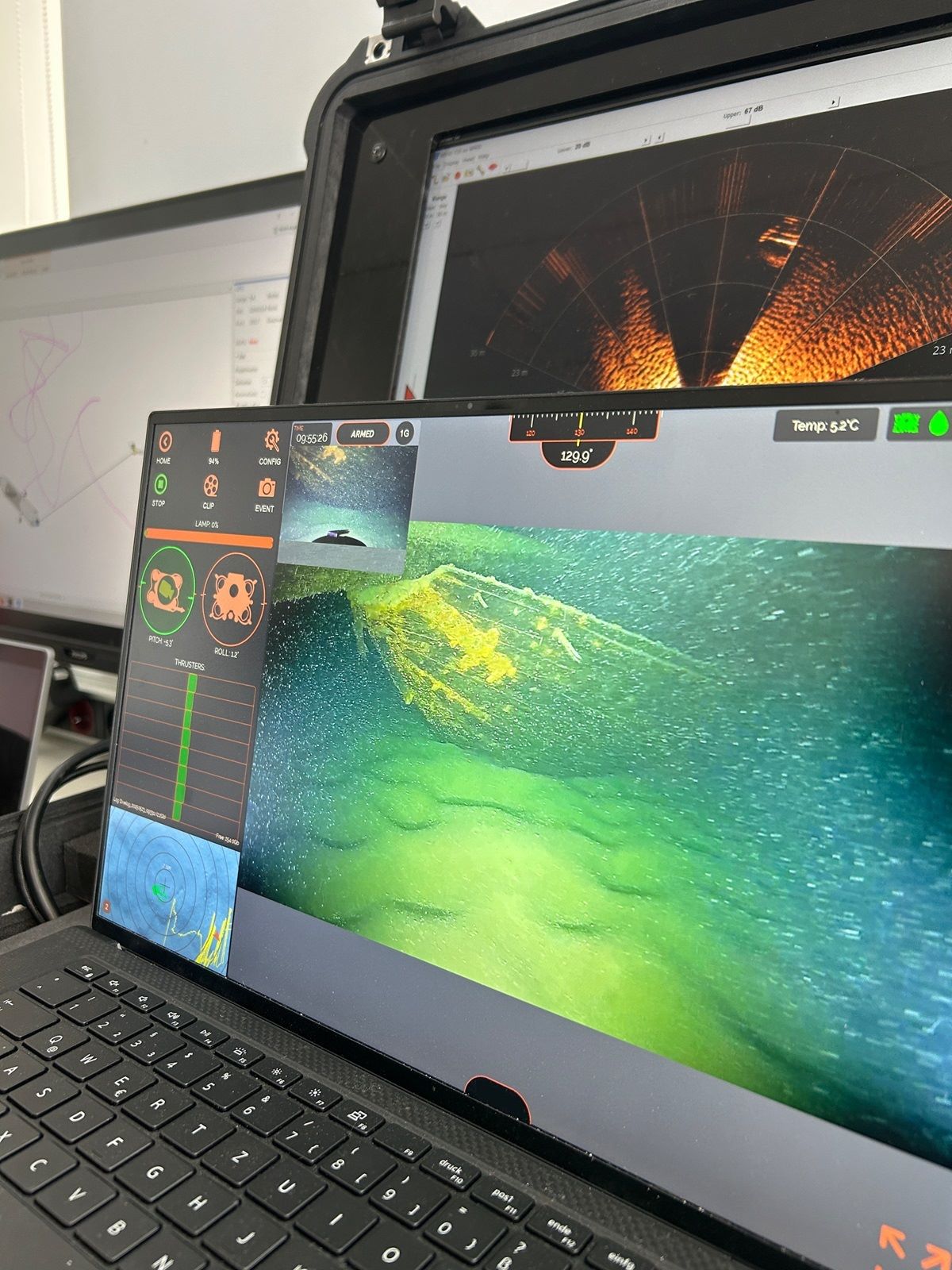 Laptop zeigt Sonarbilder eines Schiffswracks auf dem Bodenseeboden mit Messdaten und Steuerungssymbolen