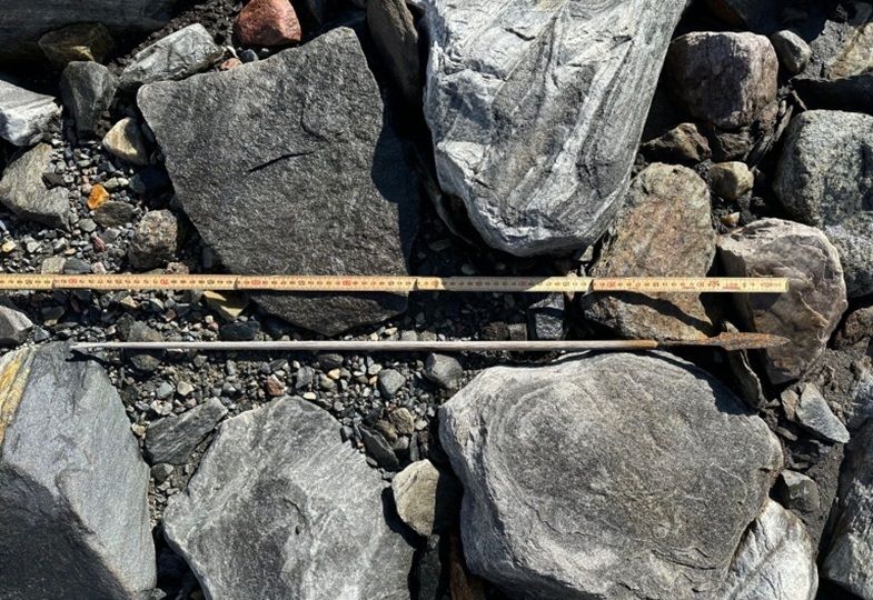 Pfeilschaft mit Pfeilspitze und Bindung, gefunden im Sommer 2024, Schweden.