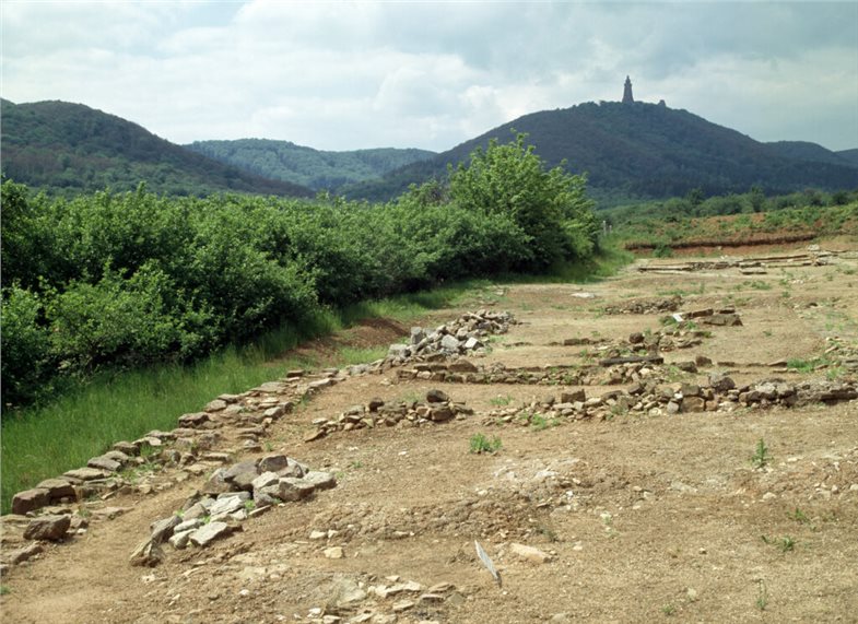 Gebäudereihe der Kernburg und Kyffhäuser.