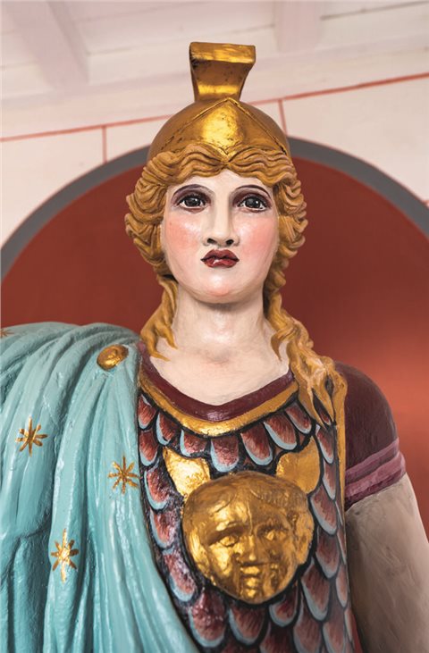 Farbenprächtig rekonstruierte Skulptur auf dem Gelände desRömischen Freilichtmuseums Hechingen-Stein.