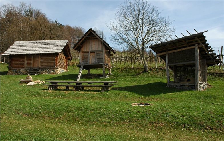 Rekonstruiertes eisenzeitliches Gehöft auf dem Burgstallkogel bei Großklein.