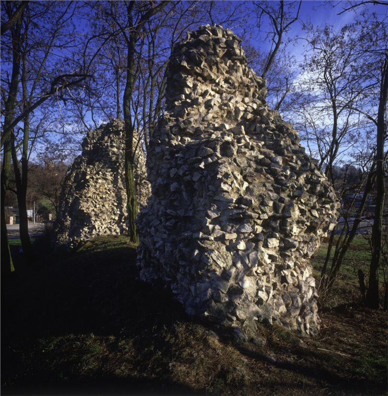 Pfeiler des Aquädukts der römischen Wasserleitung, erbaut 1. Jh. n. Chr. in Mainz am Rhein.