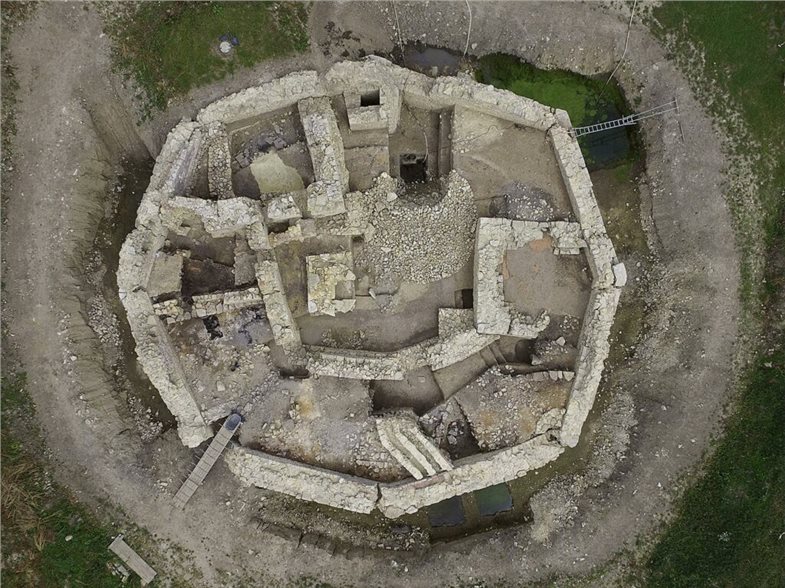 Luftbild der oktogonalen Holsterburg.