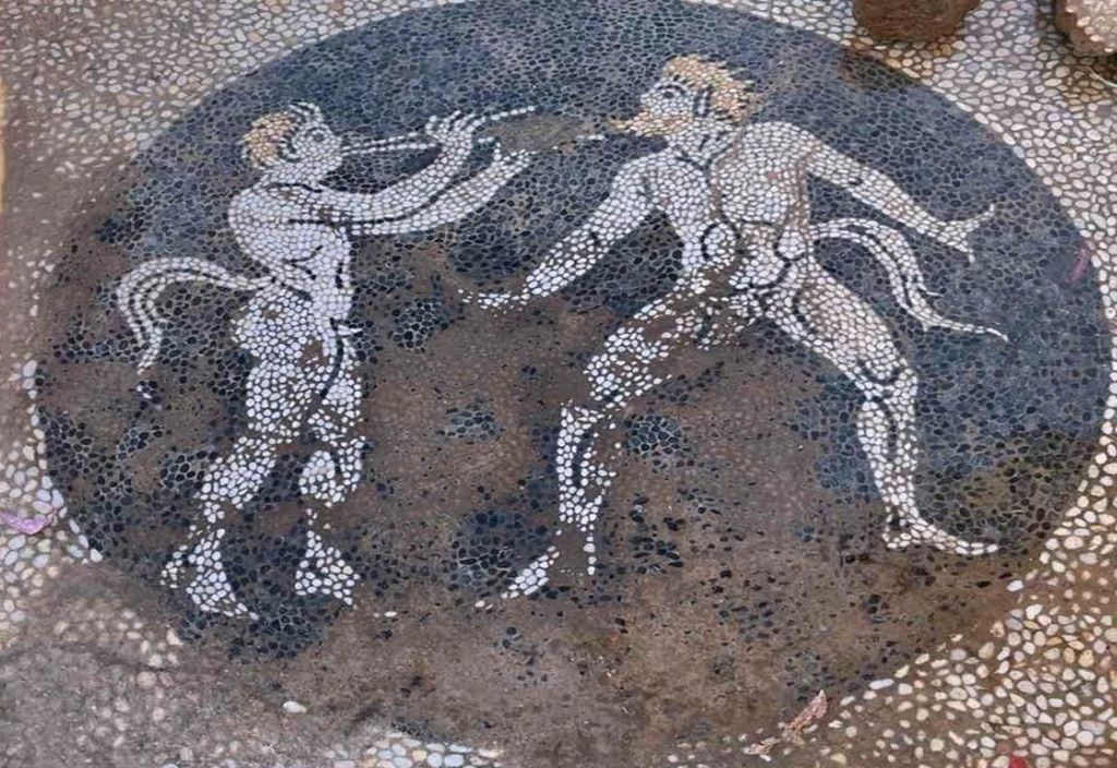 Kieselmosaik mit Satyrn im antiken Eretria
