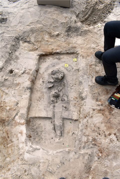 Eines der freigelegten Kindergräber.